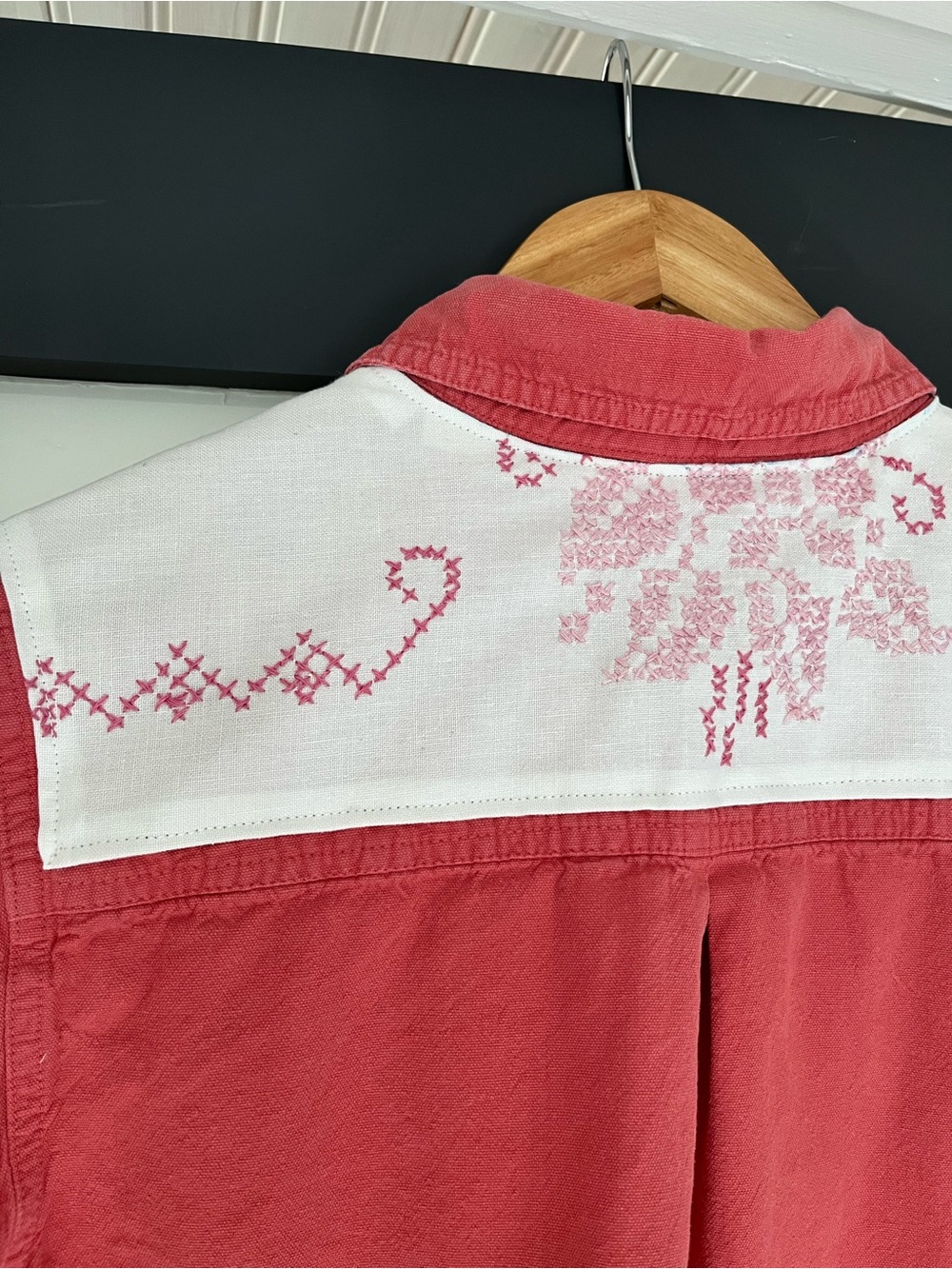 Upcycled cotton Shirt with vintage cross stitch details S - Picture 6 of 7
